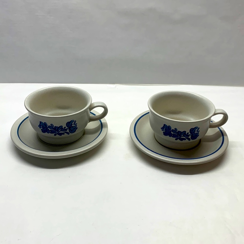 Pfaltzgraff Yorktowne 2 coffee cups and 2 saucers set stoneware